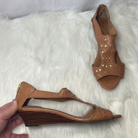 Clarks Artisan Tan Leather Woven Gold Back Zip Wedge Sandals Sz 11 - Picture 1 of 6